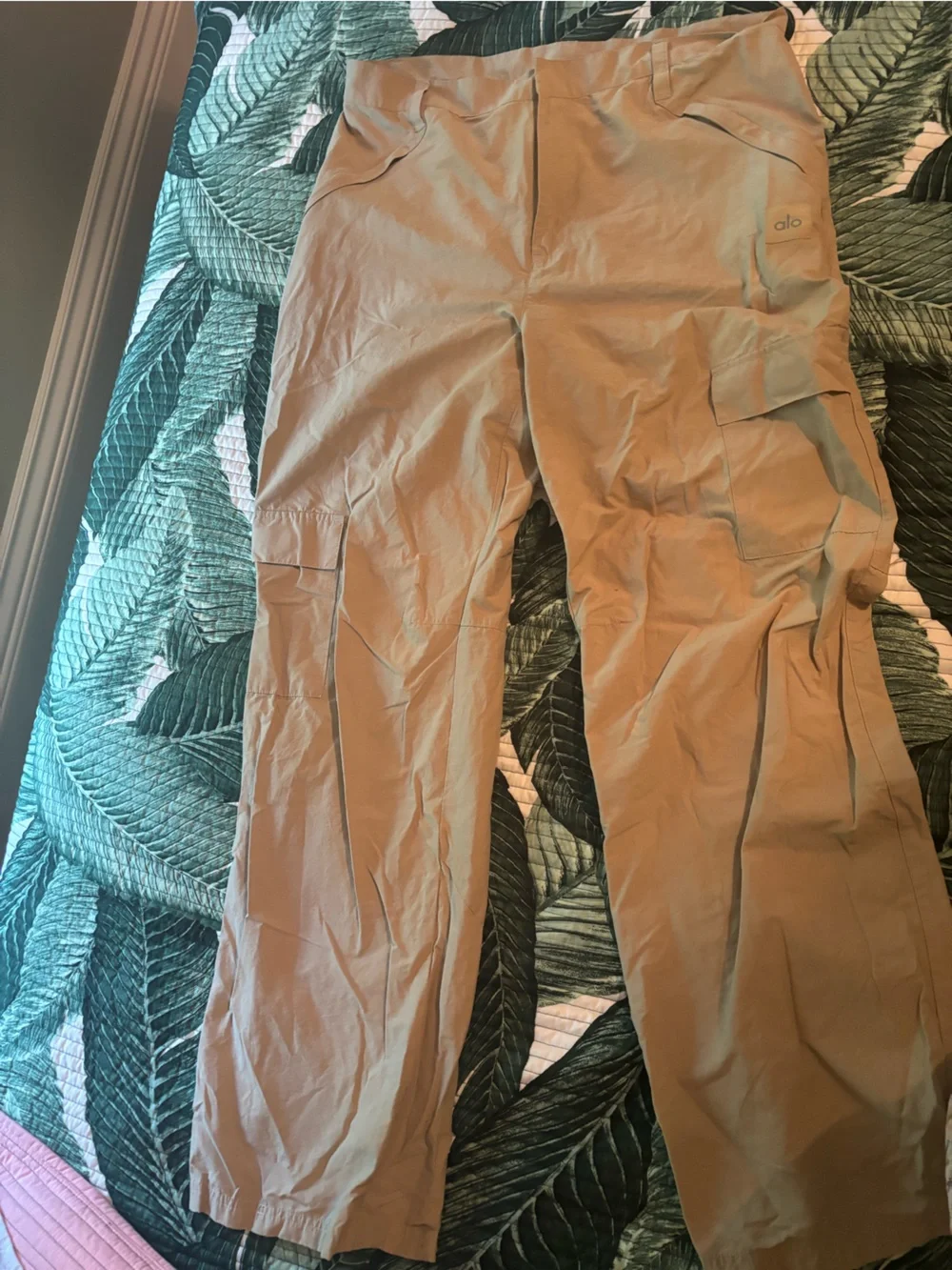 Alô yoga women’s beige cargo pants